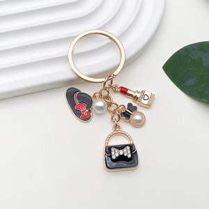 Porte-clés Élégant en Alliage Émaillé Sac à Main Nœud Avec Künstliche Perle Artificielle Strass Rouge à Lèvres Pendentif Chapeau