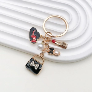 Porte-clés doré élégant avec sac en émail noir, perles et pendentifs chapeau chic