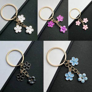 Porte-clés fleurs de cerisier en émail de cinq couleurs avec anneaux dorés polis et décors