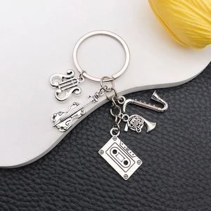 Détail de porte-clés instruments de musique argentés vintage avec saxophone et violon