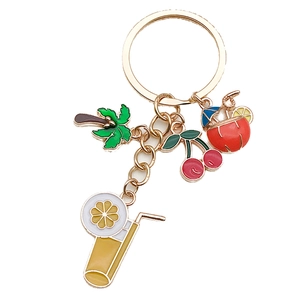 Dettaglio di portachiavi con cocktail tropicale al cocco, ciliegia e palma smaltata