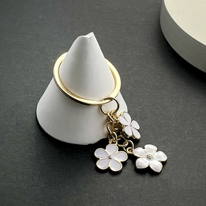 Détail du pendentif fleur de cerisier blanc avec bord doré et émail brillant