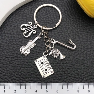 Porte-clés musical vintage argenté avec lyre violoncelle saxophone et charms cassettes
