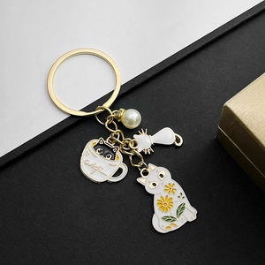 Porte-clés Chat en Émail Dessin Animé pour Femmes Pendentif de Sac en Alliage de Métal Doré Animal Avec Künstliche Perle Tasse à Café Décoration de Chaton