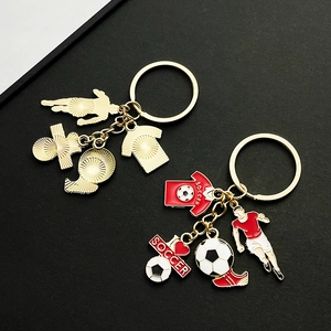 Vue détaillée du porte-clés football avec dos doré texturé et face avant en émail coloré