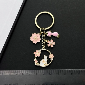 Portachiavi gatto e fiori di ciliegio rosa in lega dorata con perle per borse