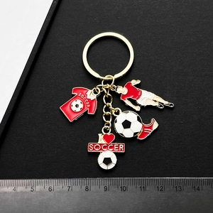 Set porte-clés football avec breloques maillot et chaussure sur fond noir texturé