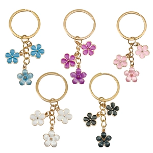 Lot de porte-clés fleurs de cerisier en émail de cinq couleurs avec chaîne dorée