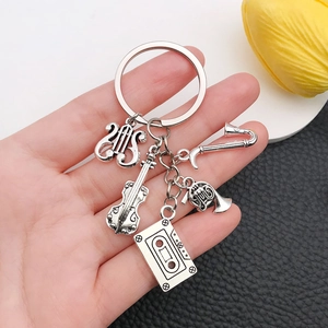 Détails des pendentifs musicaux avec violon, saxophone et cassette sur le porte-clés