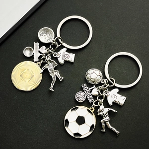 Detail von antikem Fußballer-Schlüsselanhänger mit Trikotnummer 9 und Fußballanhänger