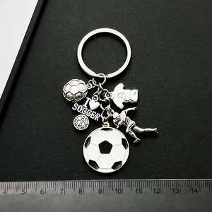 Antik-Silber Fußball Schlüsselanhänger mit Trikot Nummer 9 und Anhängern auf schwarzem Grund