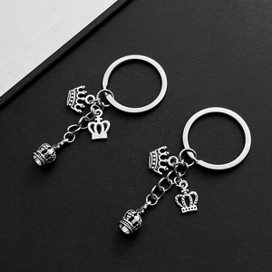 Gros plan détaillé du porte-clés couronne en argent antique avec texture métal vintage