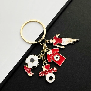 Porte-clés de football avec breloques maillot, chaussure et joueur en métal doré élégant