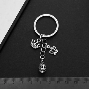 Porte-clés couronne en argent antique avec trois pendentifs pour sacs et voitures