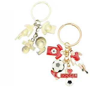 Détail macro du porte-clés football en émail montrant le maillot et le dos doré texturé