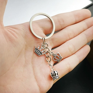 Porte-clés couronne en argent vintage avec trois pendentifs royaux évidés pour sacs
