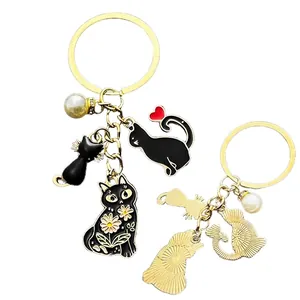 Porte-clés chat noir avec perle et cœur, vue détaillée de l'avant et de l'arrière