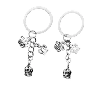 Porte-clés couronne en argent vieilli avec trois pendentifs et affichage recto verso
