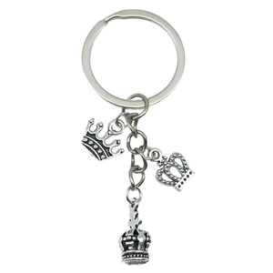 Porte-clés en argent antique avec pendentifs couronne ajourés et finition vintage chic