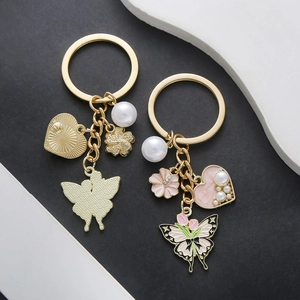 Schlüsselanhänger mit rosa Tulpen-Schmetterling, Perlen-Herz-Anhänger und Goldring