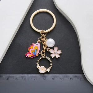 Portachiavi con farfalla rosa e fiore di perla con ciondoli in lega placcata oro