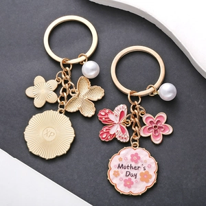 Porte-clés Fête des Mères avec papillon rose, fleurs, perles et détails dorés