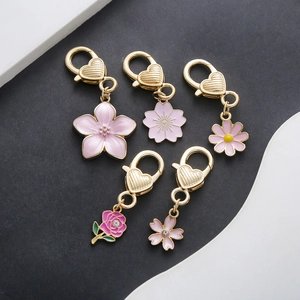 Set di cinque portachiavi a fiore in smalto rosa con chiusura a moschettone a cuore