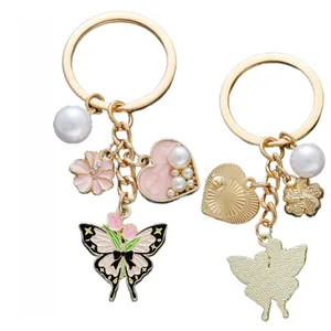 Vorder- und Rückansicht des goldenen Schlüsselanhängers mit rosa Schmetterling und Perlenherz