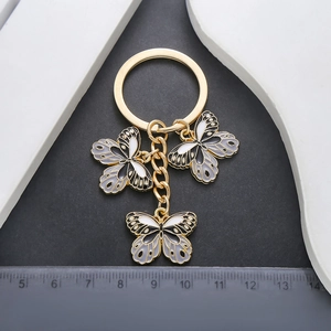 Cartoon Schmetterling Emaille Schlüsselanhänger mit Goldfinish und Anhängern
