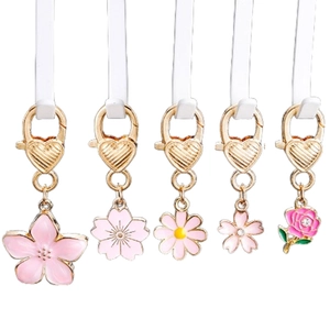 Set di cinque ciondoli floreali in smalto rosa con moschettoni dorati a forma di cuore