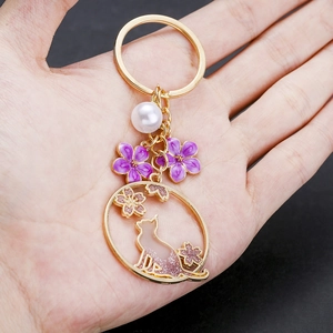 Porte-clés chat fleur de cerisier doré avec émail violet et breloques en perles