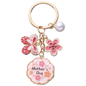 Détail du porte-clés Fête des Mères avec papillon émaillé rose et pendentif perle