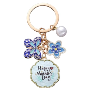 Dettaglio portachiavi Happy Mother's Day con farfalla blu, fiore e perla sintetica