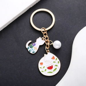 Simpatico Portachiavi a Forma di Gatto Bianco Smaltato Con Fiori e Perla Artificiale in Lega di Zinco Oro per Donna Pendente Borsa Regalo