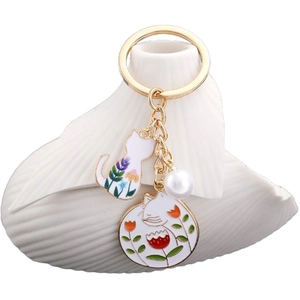 Portachiavi gatto carino con ciondoli in smalto floreale e perla elegante su metallo oro