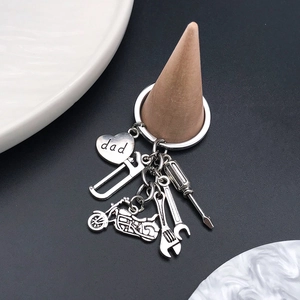 Porte-clés vintage en argent avec pendentif coeur dad et outils sur support