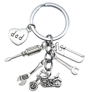 Porte-clés moto argenté avec cœur Dad et breloques d'outils sur fond blanc
