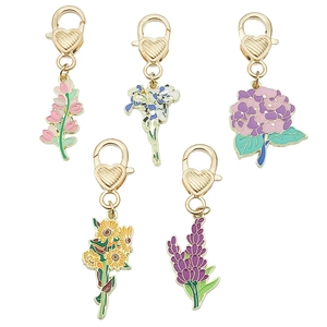 Fünf bunte Emaille-Blumen-Schlüsselanhänger mit Sonnenblume, Hortensie und Herzverschluss