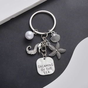 Détail de porte-clés marin avec hippocampe coquillage perle et breloque Dreaming of the Sea