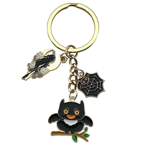 Porte-clés d'Halloween en émail avec chouette noire et toile d'araignée sur anneau doré