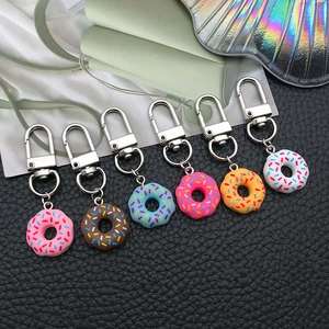 Vue détaillée de six pendentifs donuts colorés en résine avec fermoirs en métal pour clés