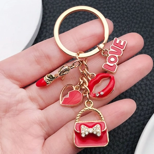Portachiavi dorato con ciondoli LOVE in smalto rosso, tacchi alti e pendente a cuore