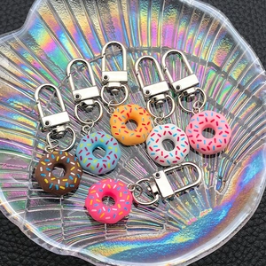 Porte-clés Donut en Résine Colorée pour Femmes Enfants Pendentifs de Sac de Simulation de Nourriture Mignons Accessoires de Bijoux de Cadeau