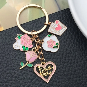 Goldener Schlüsselanhänger mit rosa Rose, Spielkarte und I Love You Herz auf Leder