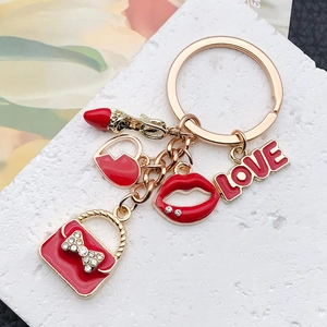 Portachiavi LOVE con labbra e borsa rosse, ciondoli in metallo oro rosa e strass