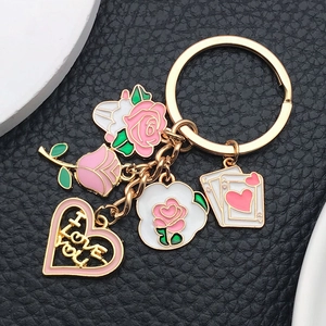 Detailansicht der Emaille-Rosen und I LOVE YOU Herzanhänger am goldenen Schlüsselanhänger