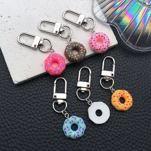 Lot de six porte-clés beignets colorés en acrylique avec pépites en résine et fermoirs mousqueton
