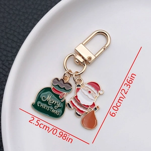 Vue détaillée du Père Noël et du charme de sac cadeau sur un porte-clés doré