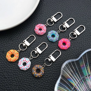 Détails de six porte-clés donuts colorés avec fermoirs mousquetons argentés sur du cuir