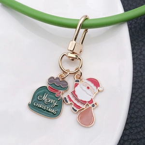 Porte-clés Métal Père Noël Dessin Animé avec Sac Cadeau Émail Huile de Goutte Or Anneau de Clé Cadeau de Fête Noël